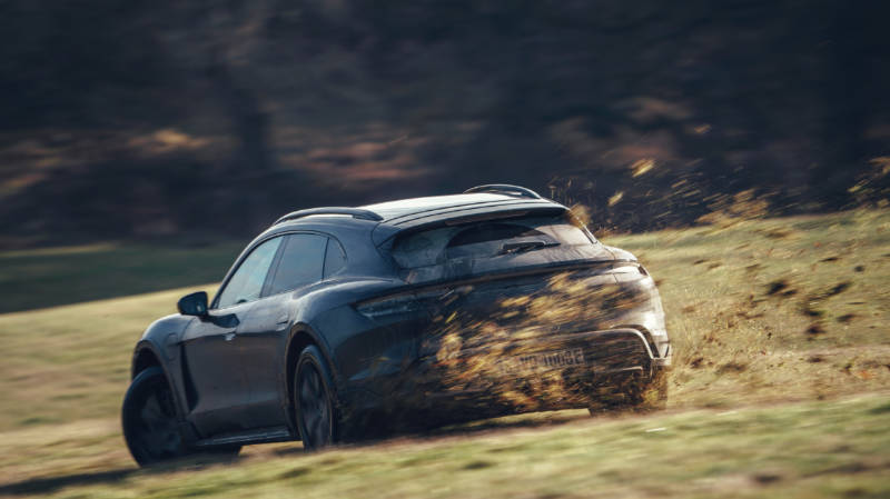 Porsche'nin ürettiği elektrikli otomobiller, içten yanmalı motora sahip spor otomobillerin geçtiği zorlu test programlarından geçmek zorunda.