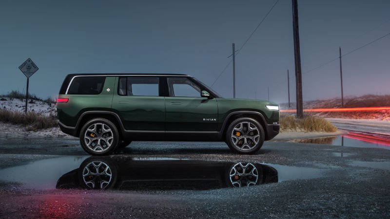 Rivian R1T ve R1S için özel şarj istasyonları