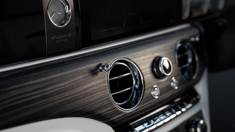 Rolls Royce Ghost aristokratik detaylarla hipnotize ediyor_arabazzi.com