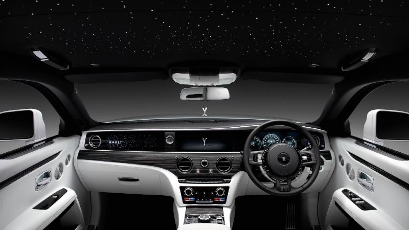 Rolls Royce Ghost ve kabindeki yıldızlar_arabazzi.com