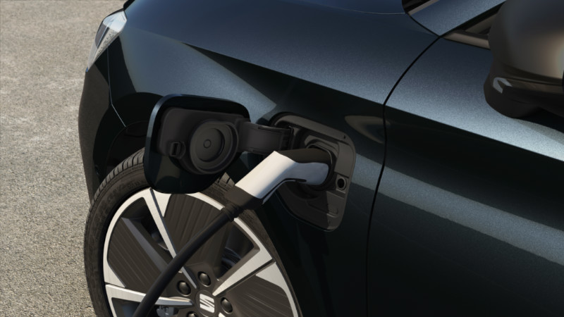 Seat Leon e-Hybrid Türkiye'de henüz satışta değil ama Avrupa fiyatları 34.000 Euro'dan başlıyor_arabazzi.com