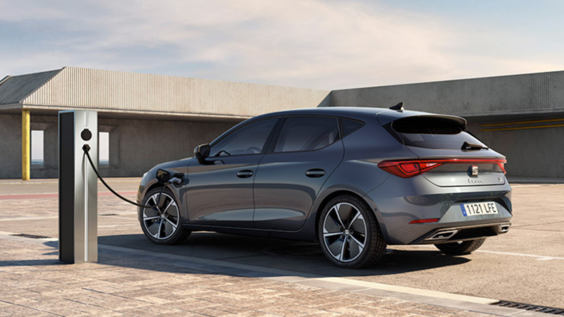 Seat Leon e-Hybrid, toplam 204 hp güç ve 350 Nm torka karşılık 100 km'de ortalama 1,3 lt tüketimle yetinmeyi biliyor_arabazzi.com