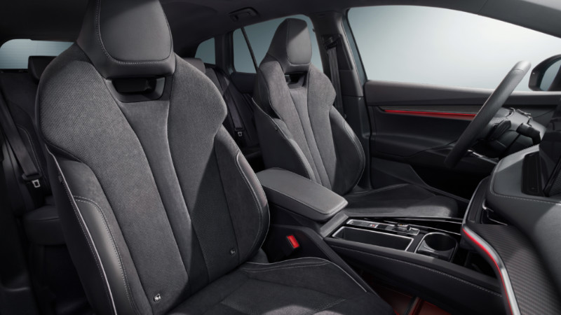 Enyaq iV Sportline'ın mikrofiber spor koltukları