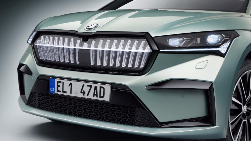 Skoda Enyaq LED aydınlatmalı ön ızgara ile tel taktırmış gibi_arabazzi.com