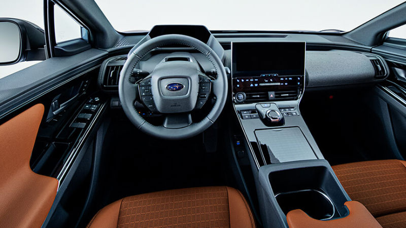 Subaru Solterra iç mekanı_arabazzi