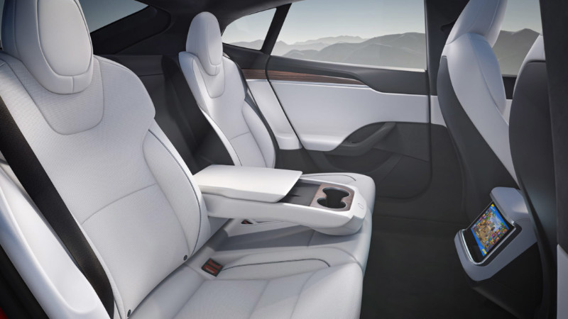 Tesla Model S'in arkadakiler için de ekranı hazır