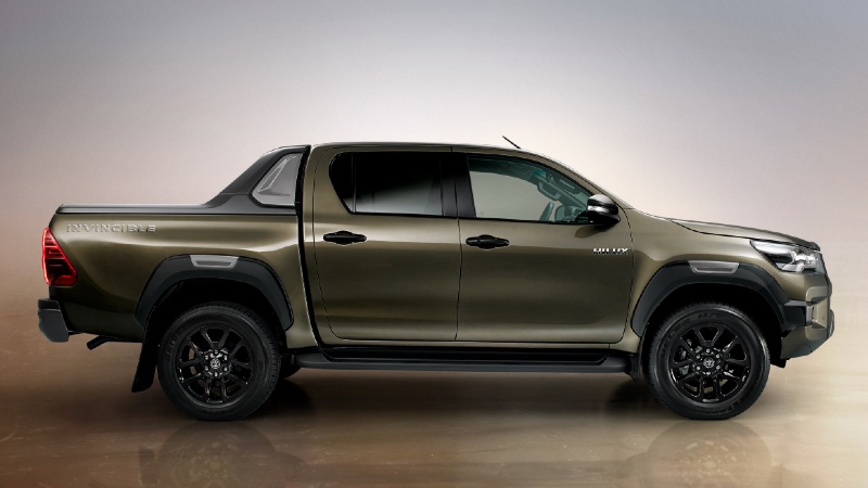 Toyota Hilux 2021 tasarımıyla sert bir ticarete hazır_arabazzi.com