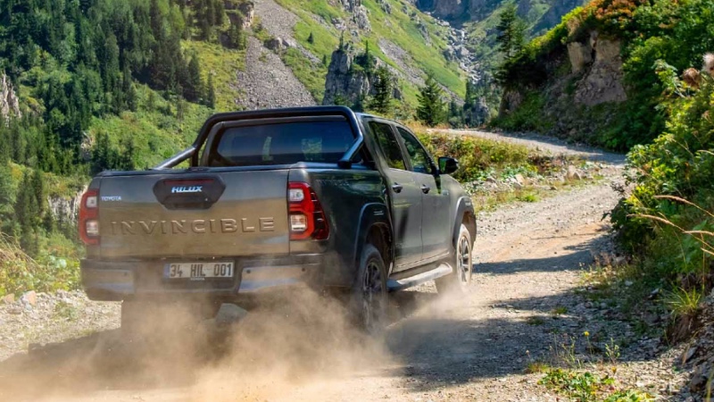 Yeni Toyota Hilux_arabazzi.com