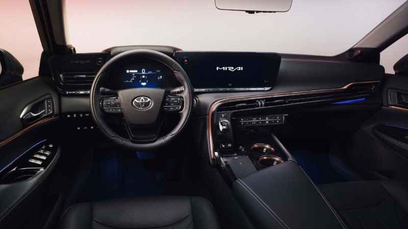 Toyota Mirai çok orijinal bir kokpite sahip_arabazzi.com