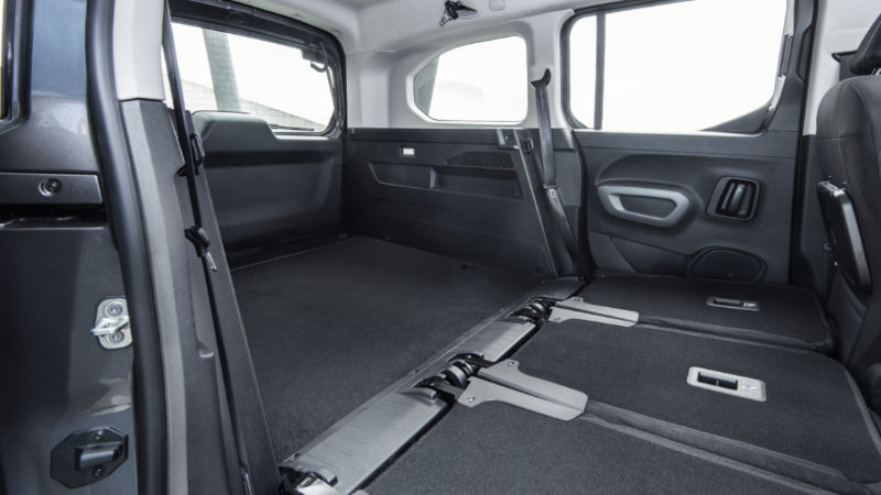 Toyota Proace'in 3 parça katlanan arka koltukları_arabazzi.com
