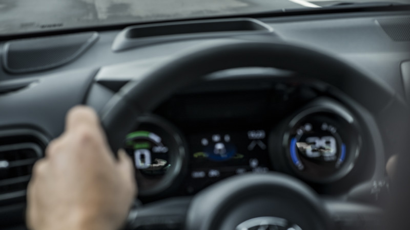 Yeni Toyota Yaris hibrit motor karşılığında yüksek bir bedel istese de zengin bir donanıma sahip_arabazzi.com