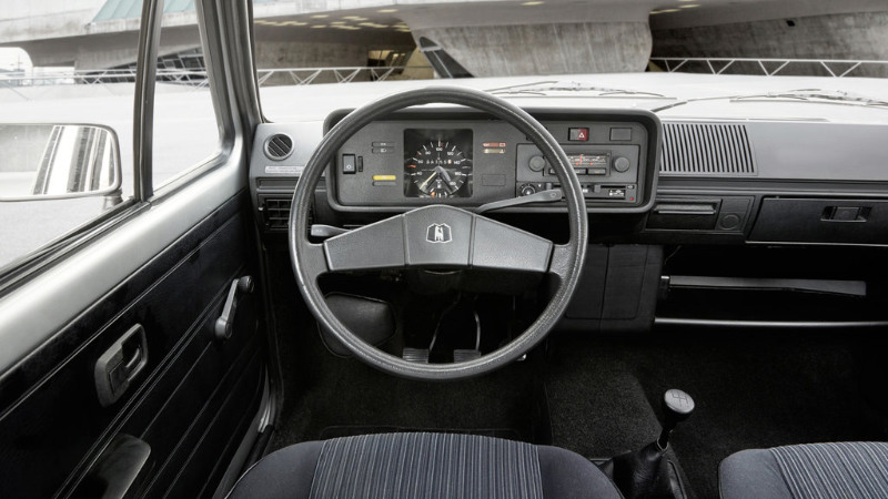 VW Golf 1 kokpiti