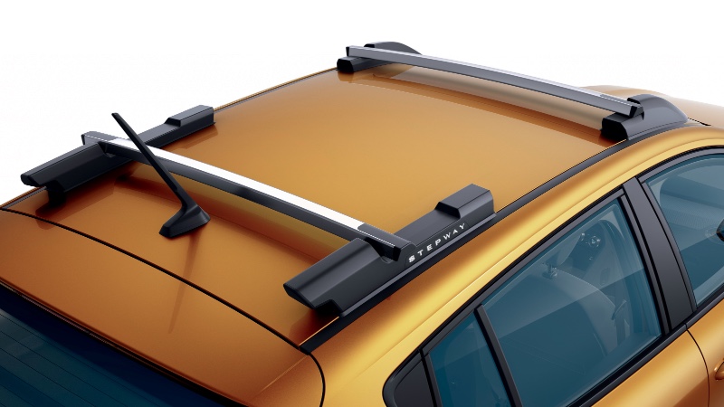 Yeni Dacia Sandero Stepway ve çift yönlü tavan rayları_arabazzi.com