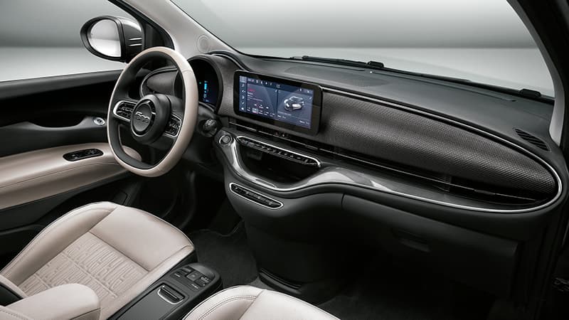 Elektrikli Fiat 500'ün kokpiti yıllar sonra yeni bir tasarım çizgisinde