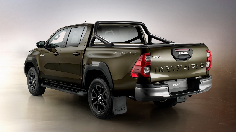Yeni Toyota Hilux yine kolayca ayrışan bir tasarımda_arabazzi.com